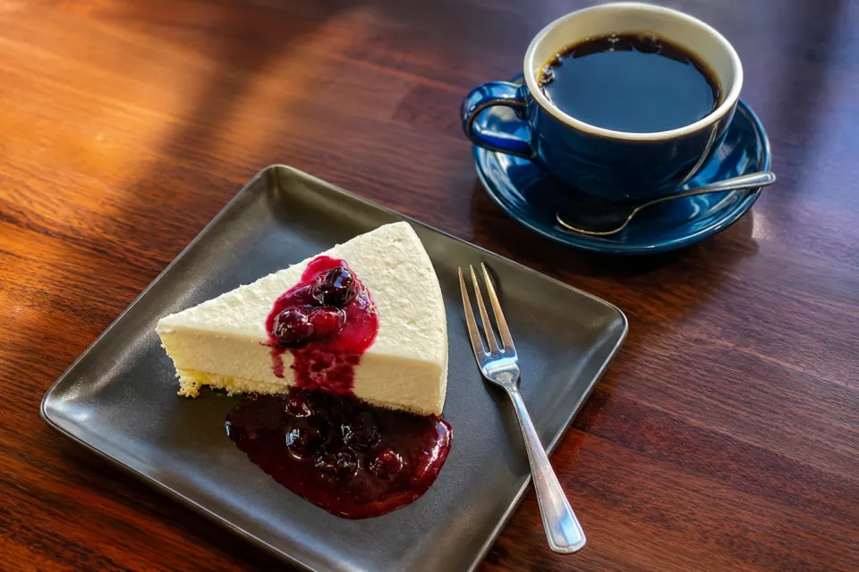 五千尺ホテル上高地のベリーソースのチーズケーキとコーヒー