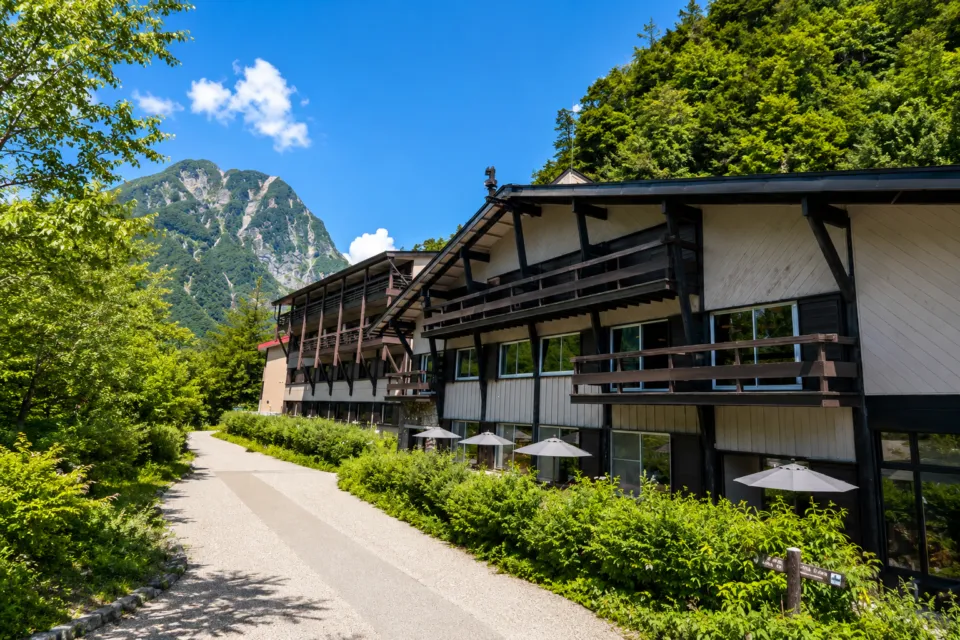 五千尺ホテル上高地の緑の山並みを背にした建物外観