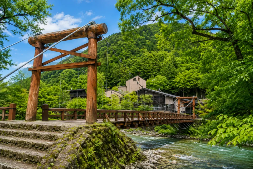 五千尺ホテル上高地の近くにある木造の吊り橋と清流の景観