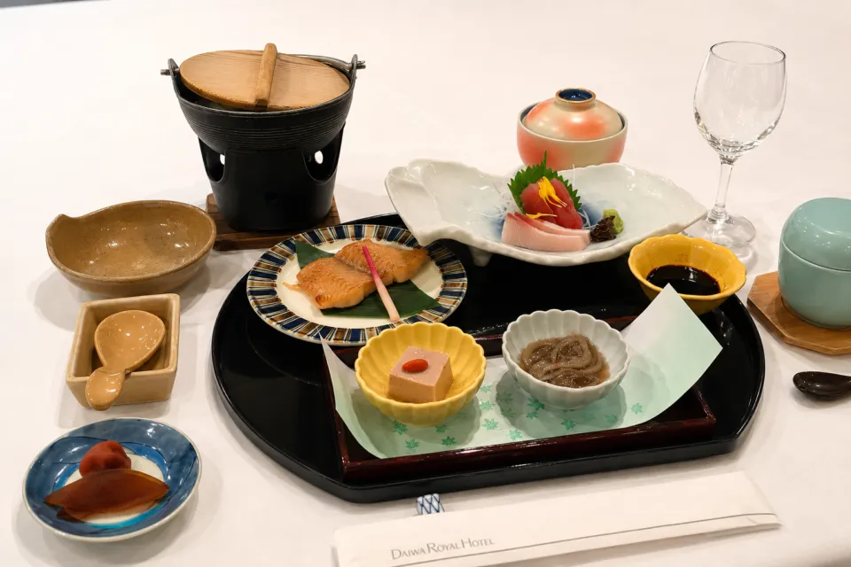 グランドメルキュール奈良橿原の刺身と焼き魚を含む和食膳