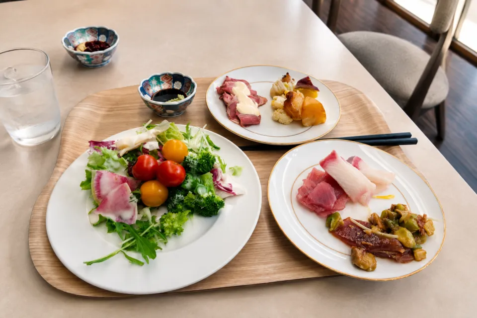 グランドメルキュール奈良橿原のサラダや刺身を盛り付けた料理