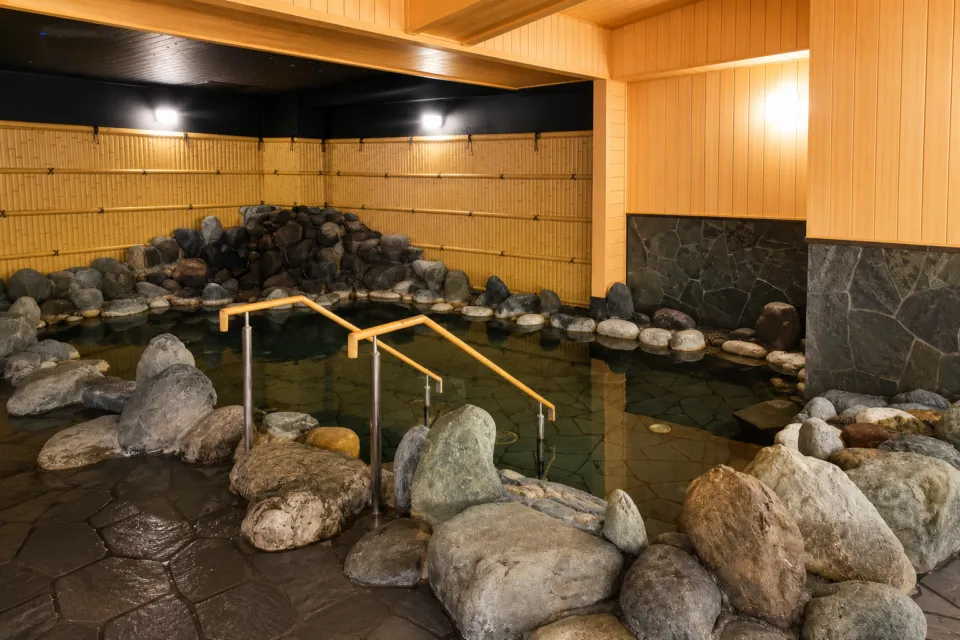 グランドメルキュール奈良橿原の岩を配した大浴場