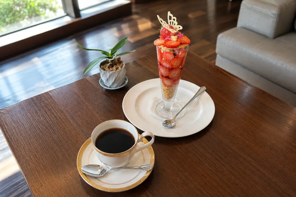 グランドメルキュール奈良橿原のいちごのパフェとコーヒー