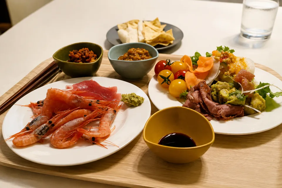 グランドメルキュール奈良橿原の海鮮とサラダを盛り付けた料理