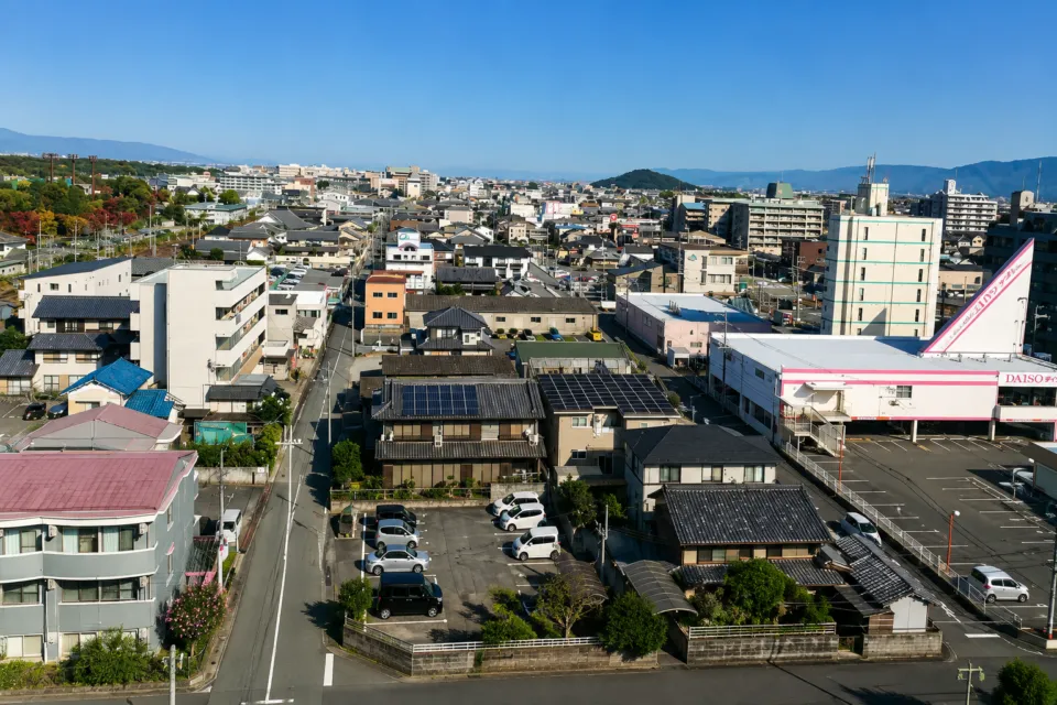 グランドメルキュール奈良橿原の館内から望む市街地と山並み