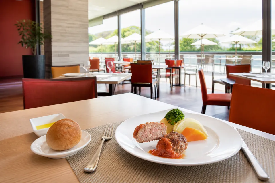 グランドニッコー淡路のコッコラーレ店内とブッフェ料理