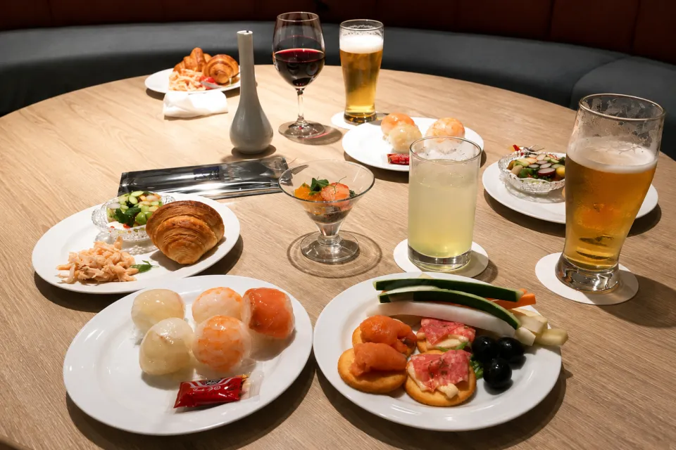 グランドニッコー東京ベイ 舞浜の小皿料理とドリンク