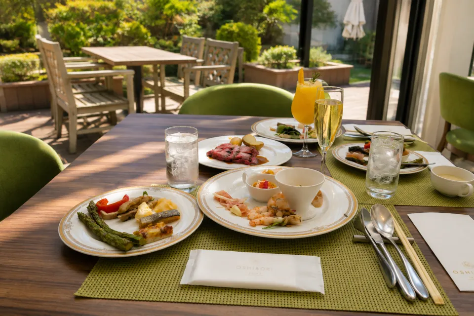 グランドニッコー東京 台場の庭園を望むレストランの料理