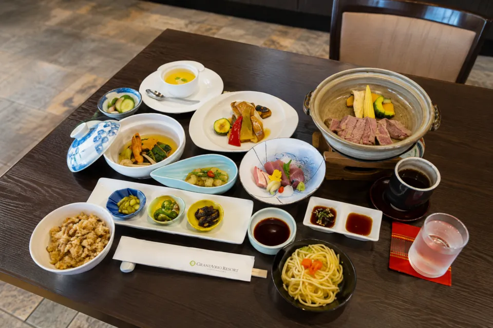 グランヴィリオリゾート石垣島の肉料理と刺身を含む食事