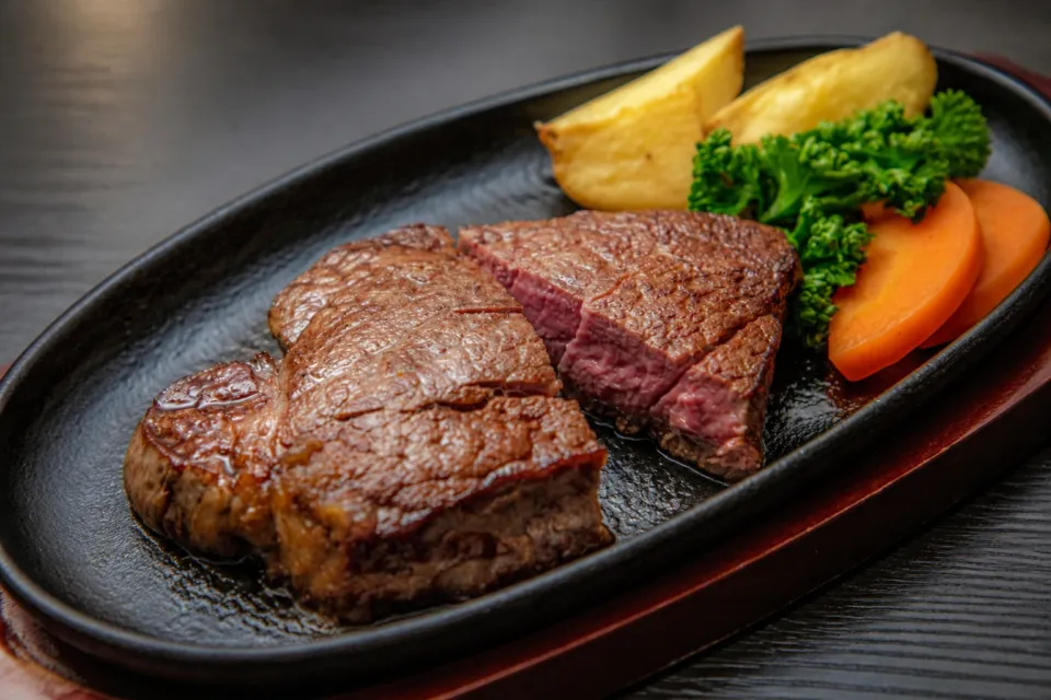 Grill&Steak 妙月坊の厚切りステーキ