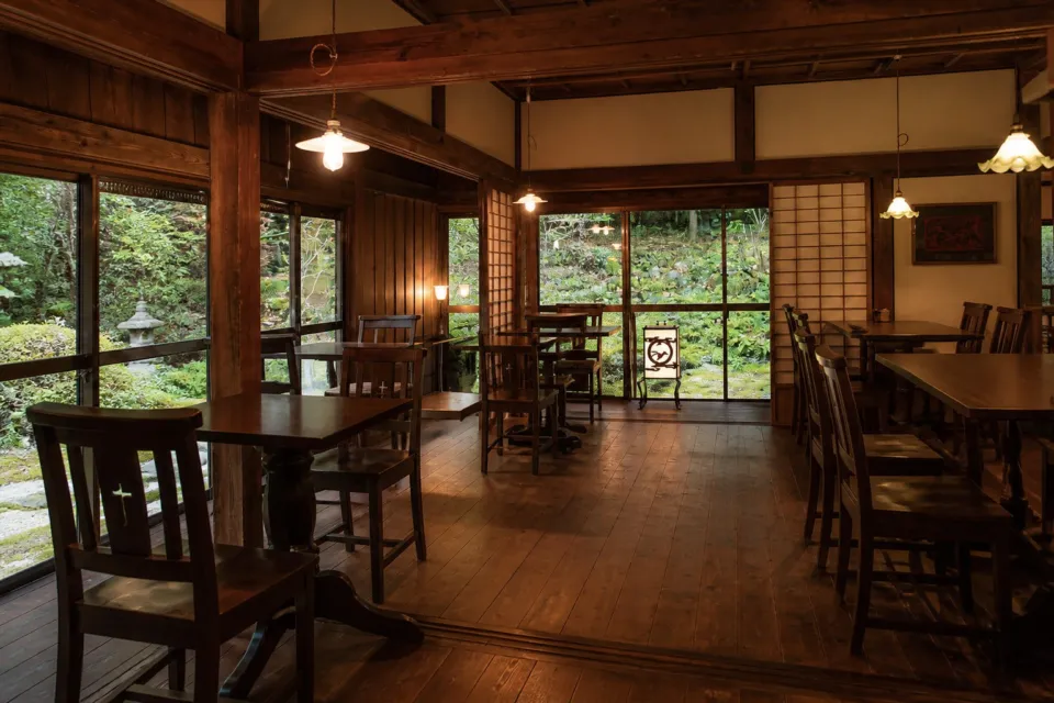 Grill&Steak 妙月坊の庭を望む木造の店内