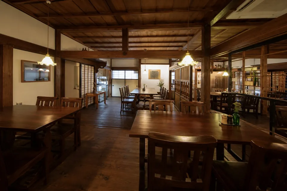 Grill＆Steak 妙月坊の梁が残る広いダイニング