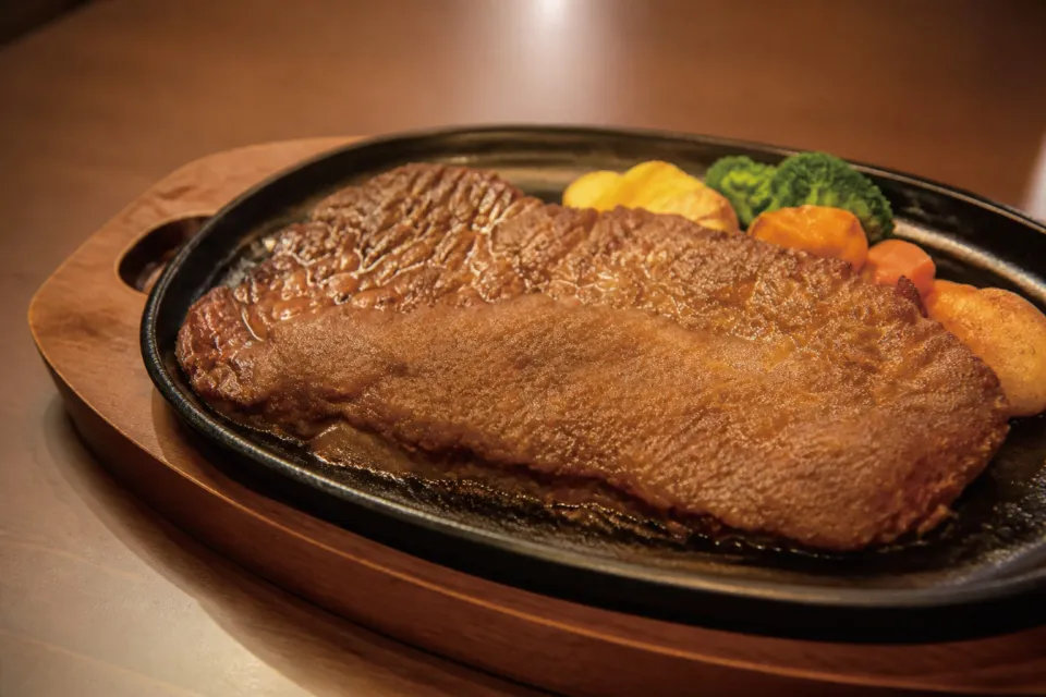 Grill＆Steak 妙月坊の鉄板で焼くステーキ