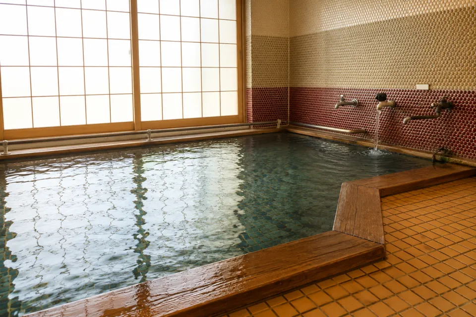 八幡平ハイツのタイル壁の内湯
