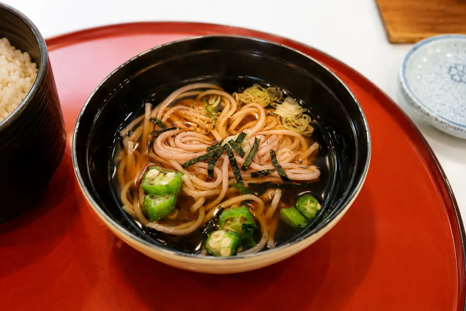 八幡平ハイツのおくらを添えたうどんとご飯