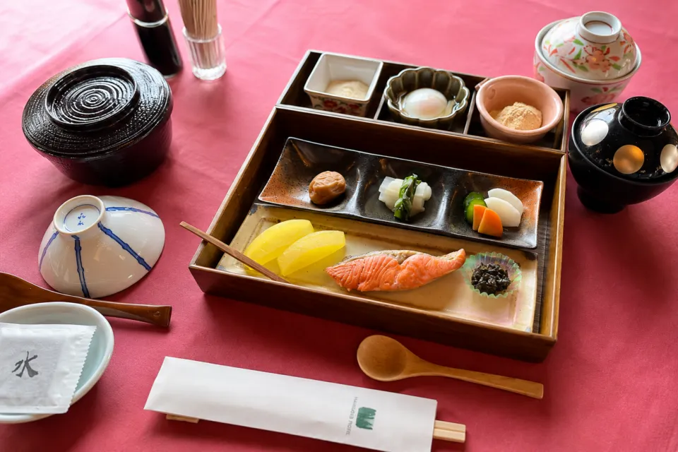 八甲田ホテルの鮭を添えた和朝食