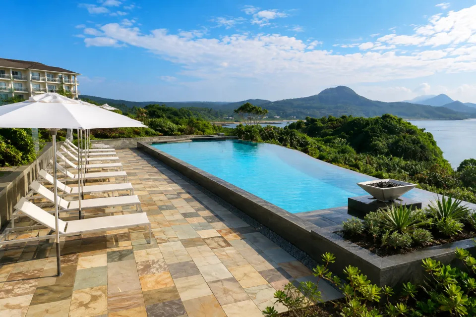 ハレクラニ沖縄の山と海を望むインフィニティプール