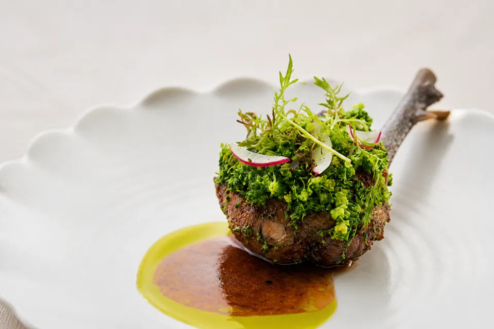ナチュレフレンチ ヒカリヤ ニシのハーブを添えた肉料理
