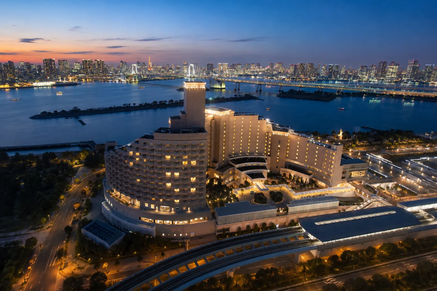 ヒルトン東京お台場の夕景のホテル外観