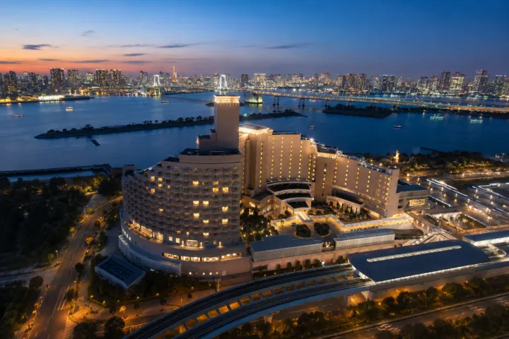 ヒルトン東京お台場の夕景のホテル外観