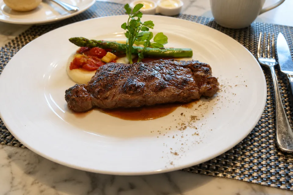 ヒルトン東京お台場のステーキと温野菜の料理