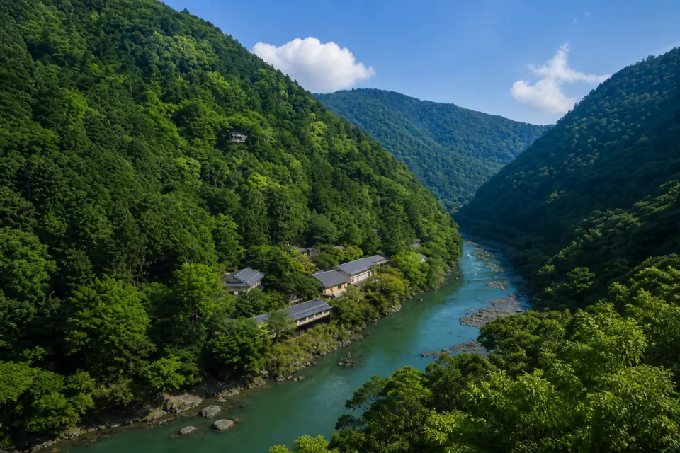 星のや京都の奥嵐山の山並み