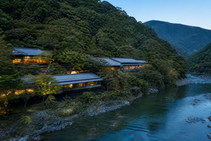 星のや京都の大堰川沿いに佇む外観