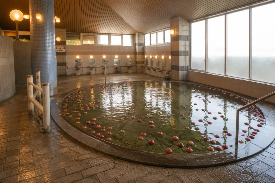 青森のお宿 ホテルアップルランドのりんごが浮かぶ内湯