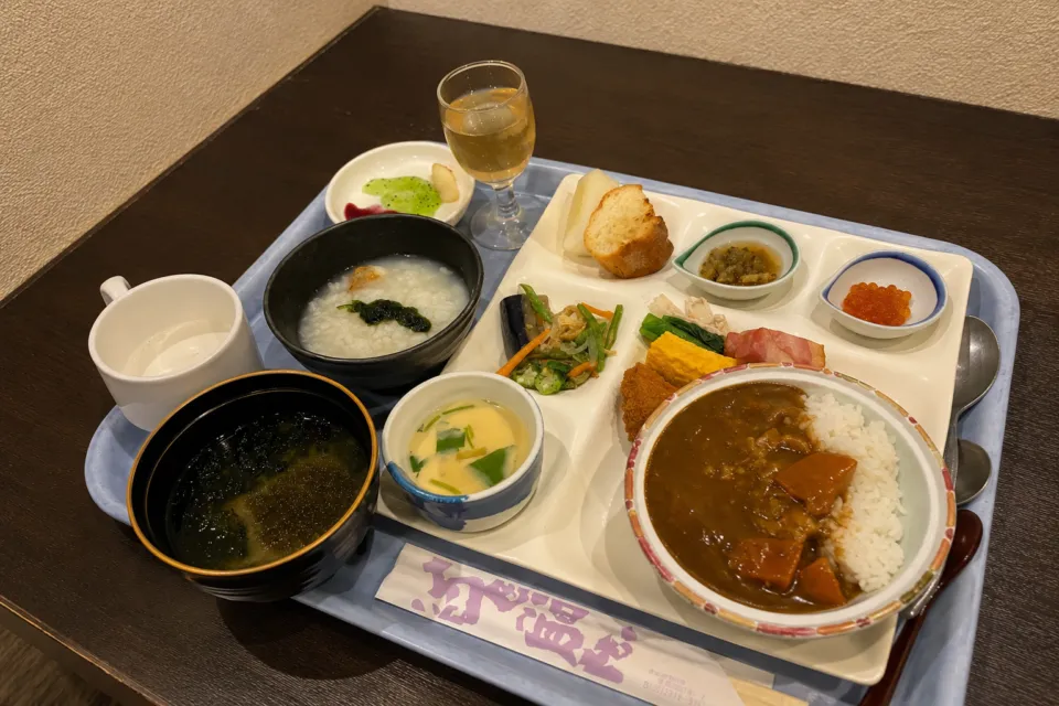 青森のお宿 ホテルアップルランドのカレーを含む朝食