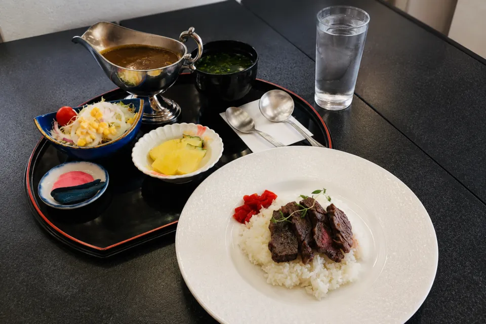 青森のお宿 ホテルアップルランドの肉料理を添えたカレーライス