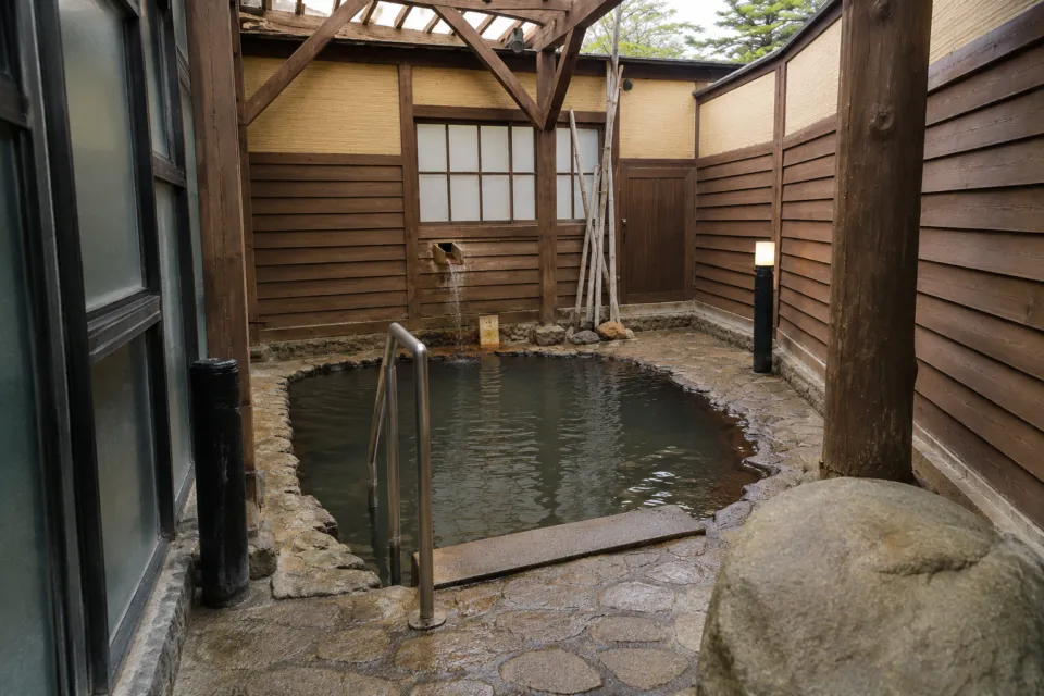 青森のお宿 ホテルアップルランドの木造りの露天風呂