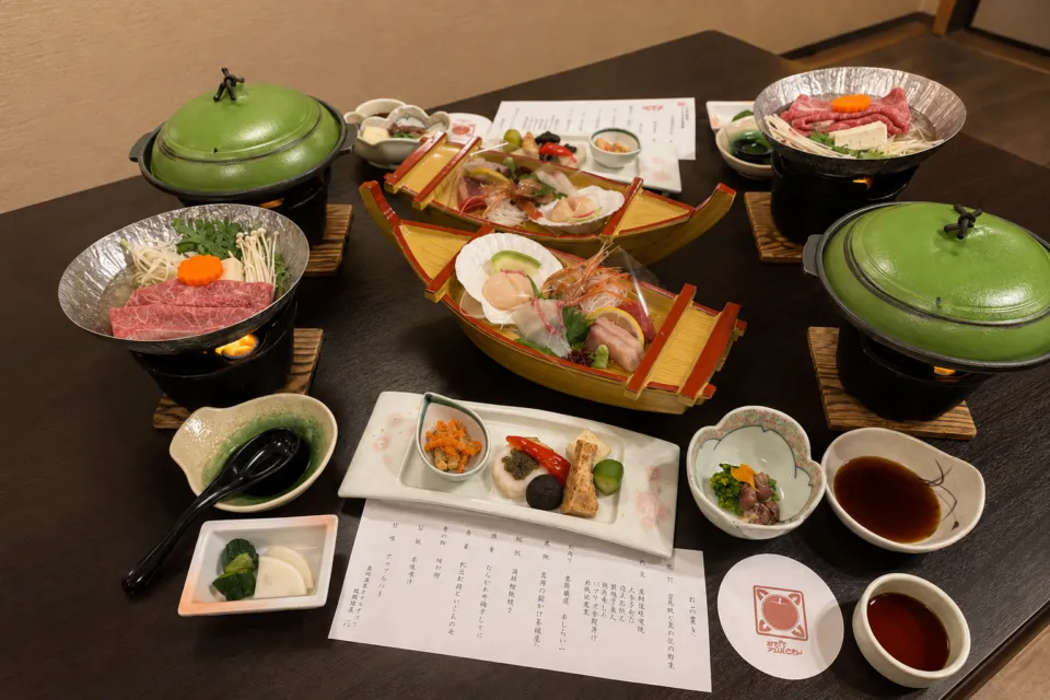 青森のお宿 ホテルアップルランドの鍋料理と刺身の夕食