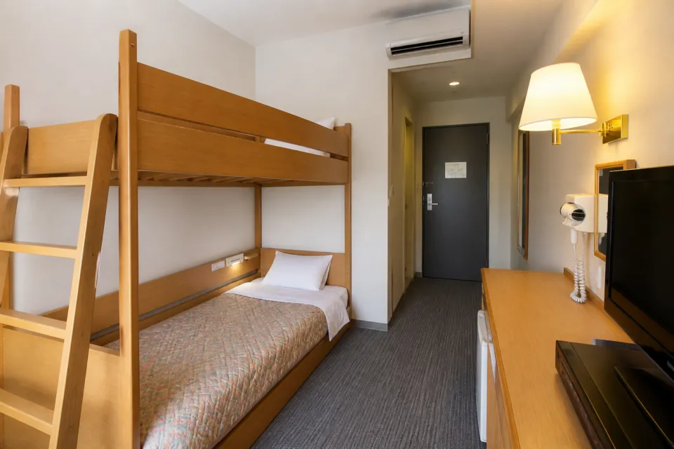 HOTEL AZ 福岡糸島店の2段ベッドルーム