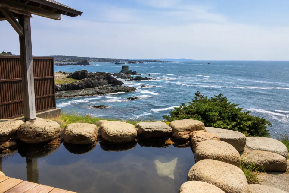 HOTEL AZUMAの庭園にある貸切露天風呂