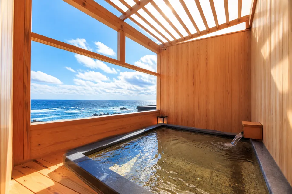 HOTEL AZUMAの海を望む木造露天風呂