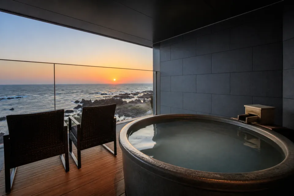 HOTEL AZUMAの夕陽を望む露天風呂