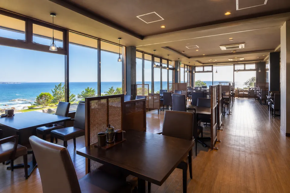 HOTEL AZUMAの海を望む食事会場
