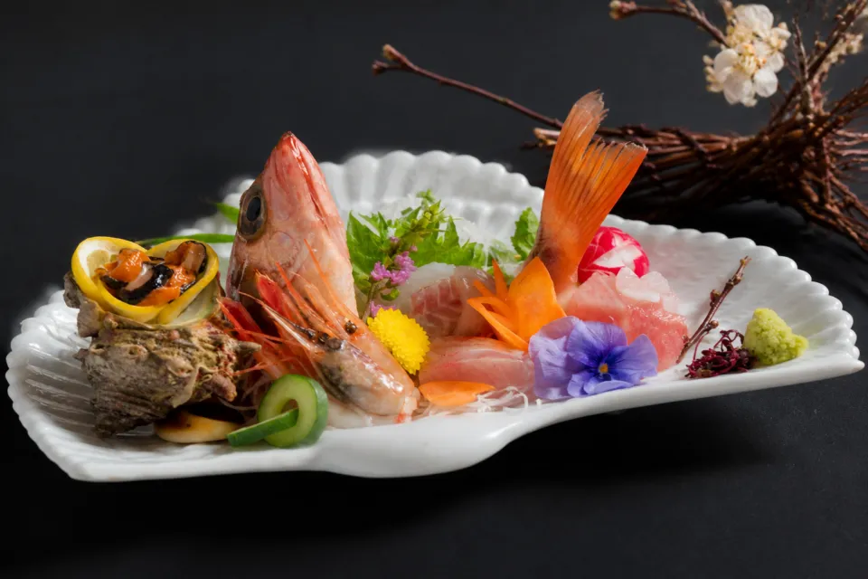 HOTEL AZUMAの魚介を盛り付けた刺身料理
