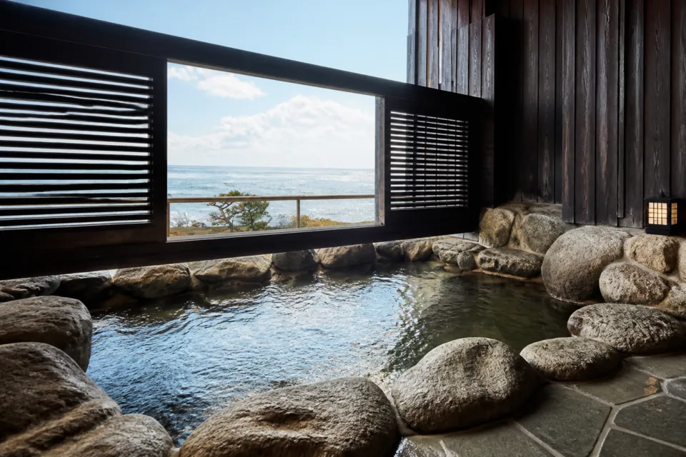 HOTEL AZUMAの日本海を望む露天風呂