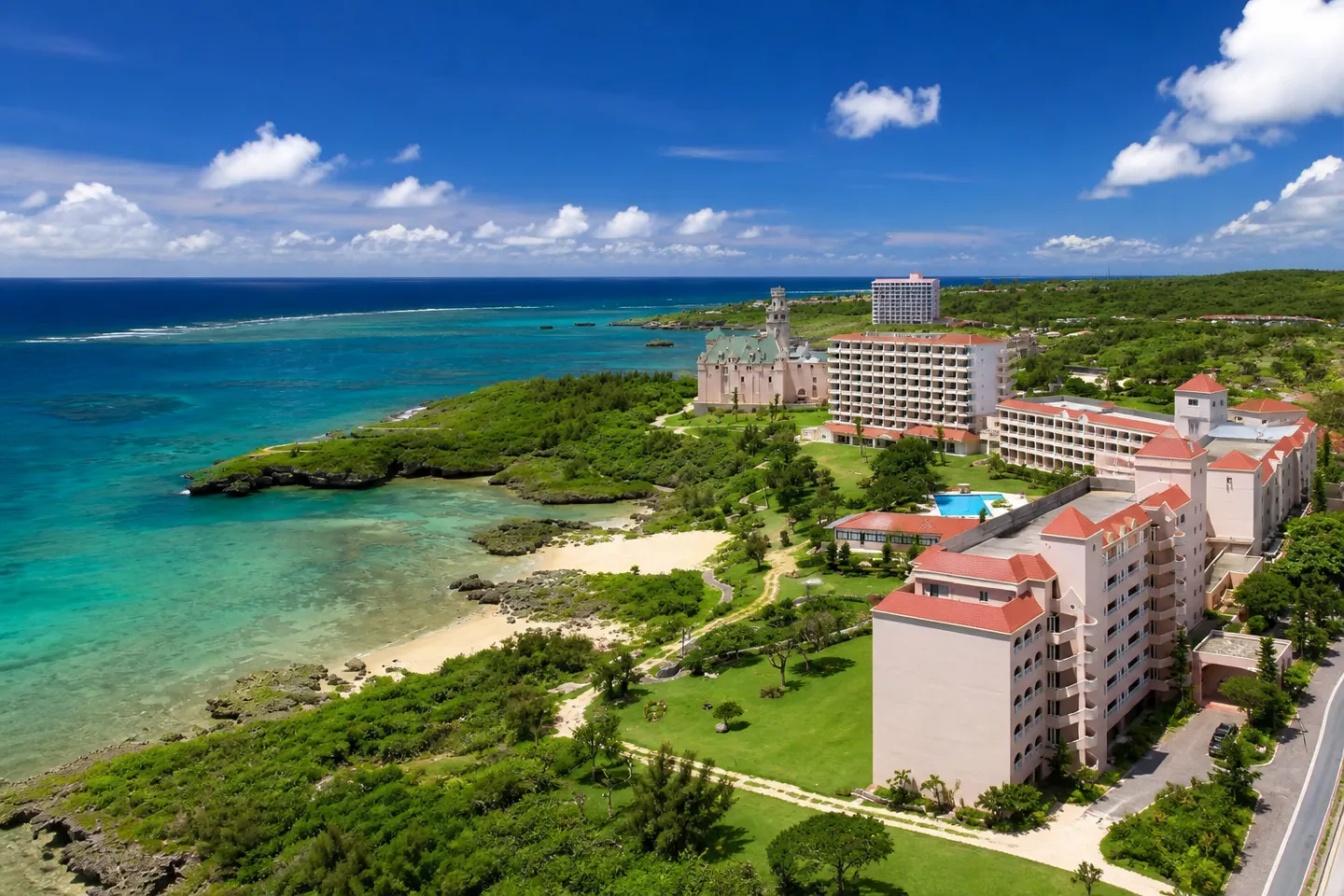 ホテルブリーズベイマリーナの海沿いの全景