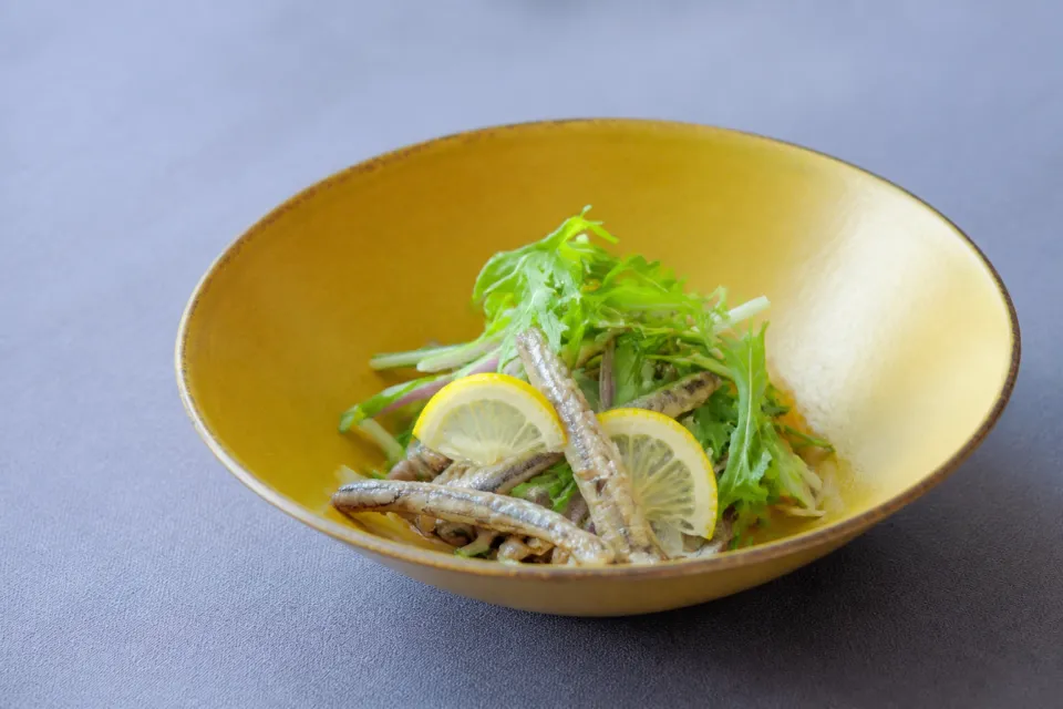 ホテルグランヴィア広島の小魚と水菜を盛り付けた朝食料理