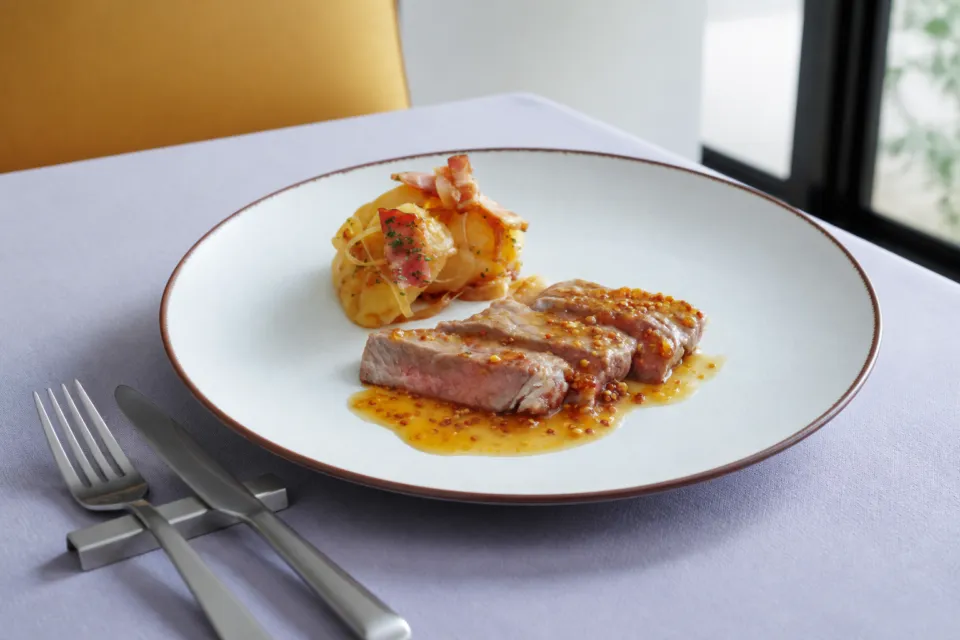 ホテルグランヴィア広島の肉料理と付け合わせ