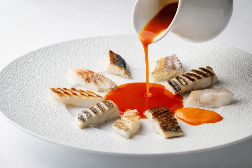 ホテルグランヴィア京都のソースを添える魚料理