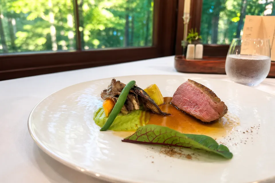ホテル ラネージュの肉料理と季節野菜の一皿