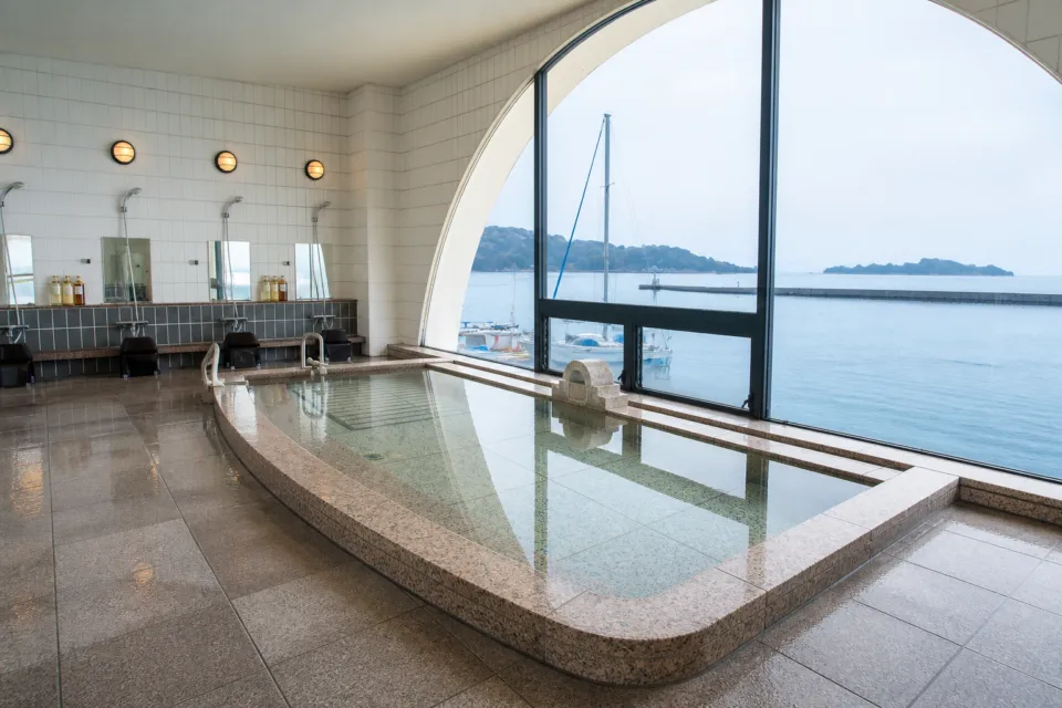 ホテルリマーニの海を望む展望浴場