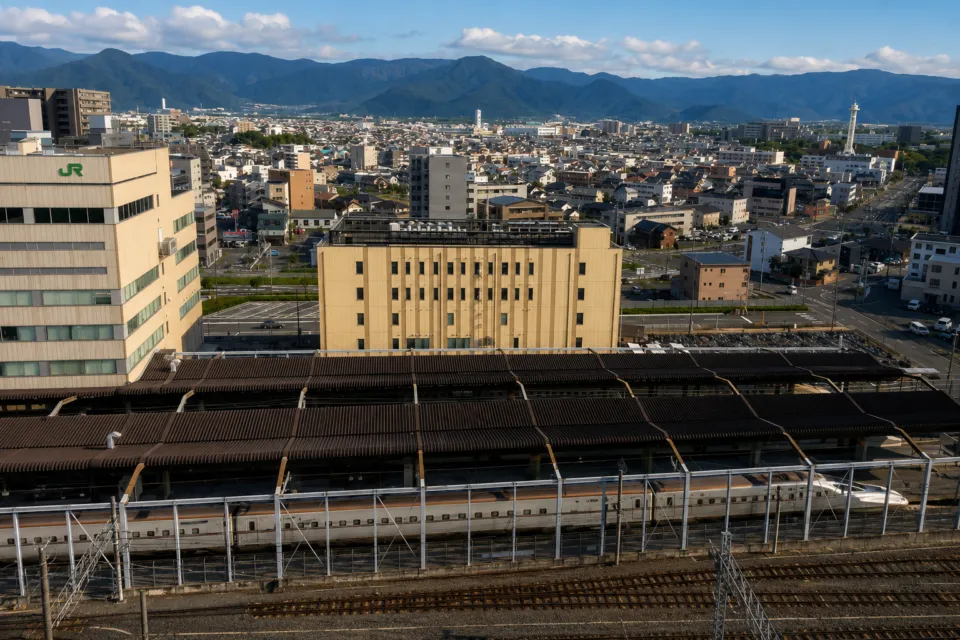 ホテルメトロポリタン長野の長野駅と山並みの眺め