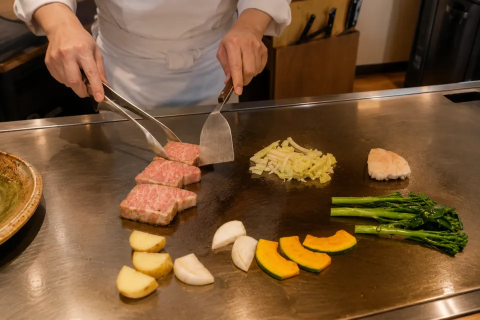 ホテルメトロポリタン長野の鉄板焼きを調理する様子