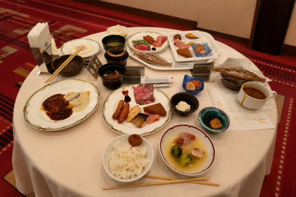 ホテルモントレ仙台の料理を並べた朝食テーブル