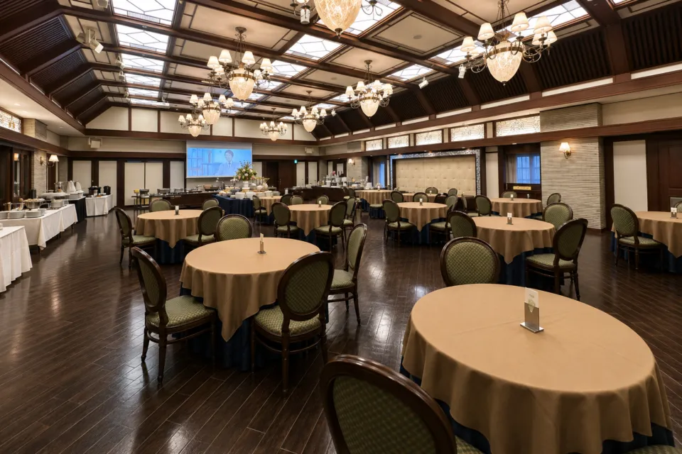 ホテルモントレ仙台のシャンデリアがある食事会場