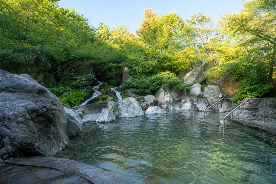 ホテルナガシマの緑と岩に囲まれた黒部峡谷の湯